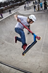 La trot freestyle dans un skatepark