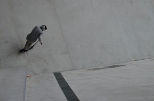 La trot freestyle dans un skate park